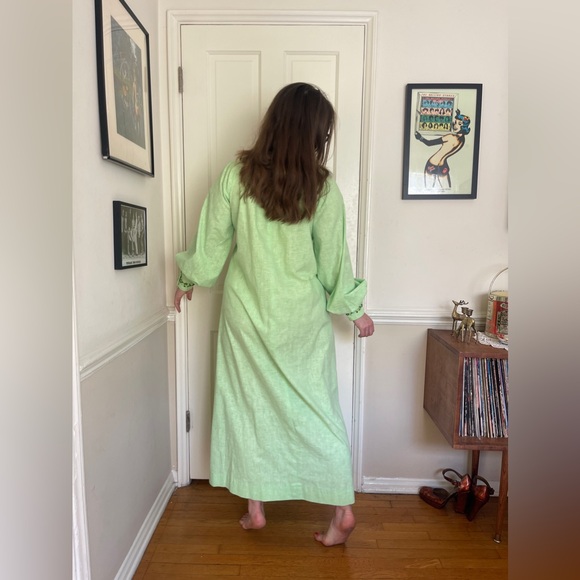 70s Vintage Lime Green Cotton Blend Caftan with Embroidered Flowers - Picture 3 of 8